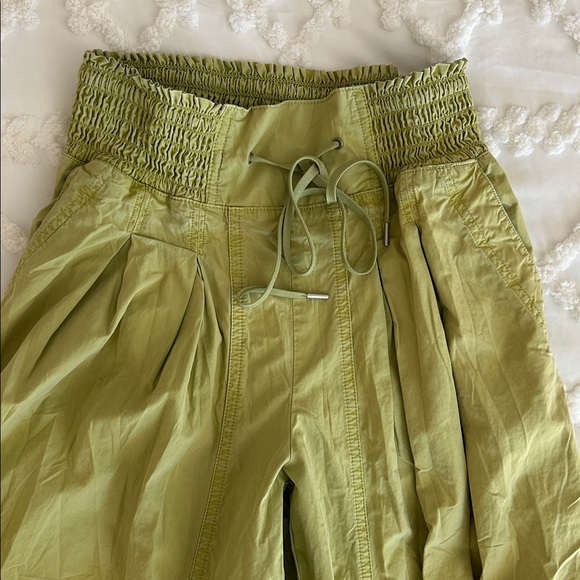 Anthropologie Green Smocked Waist cropped parachute pants size extra small - Picture 3 of 12